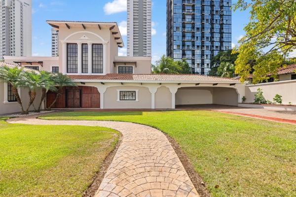 Mansion in golf heights