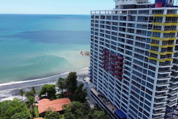 Apartamento frente al mar en coronado bay: dos estudios fusionados