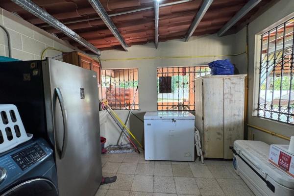 Casa con piscina en lote de 2.239 m²