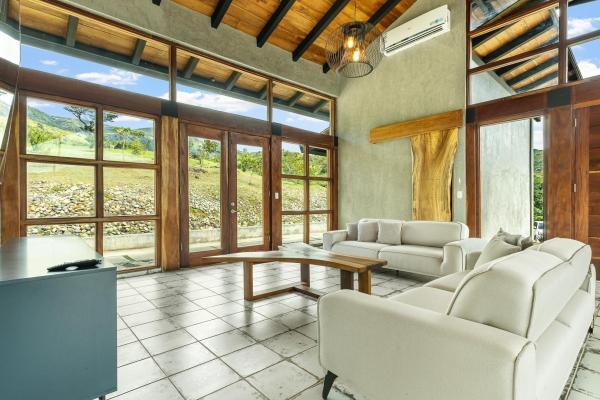 Santa fe high-quality mountain house with pool
