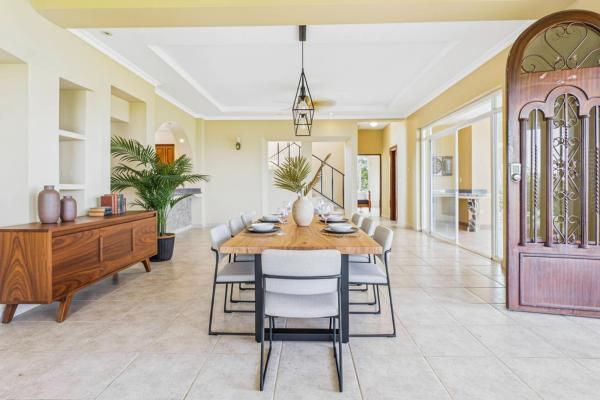 Casa con vistas a la montaña y al océano en venta en sora