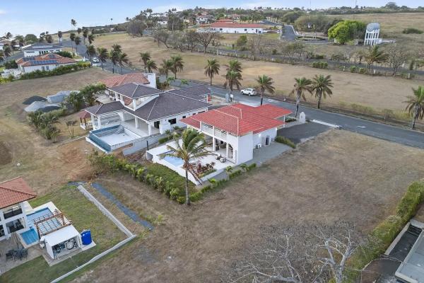Casa moderna con vista al mar en andromeda estates pedasi