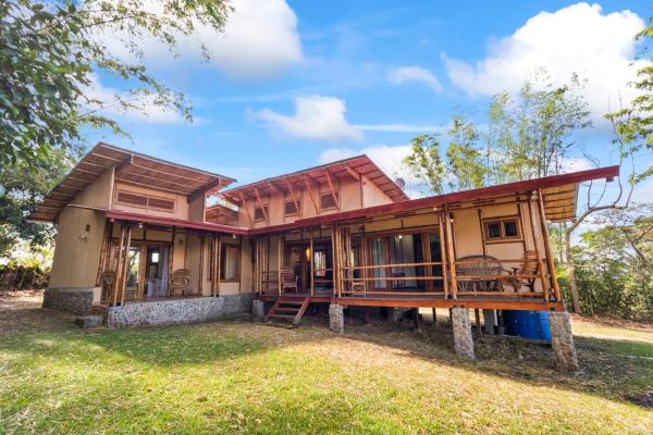 Eco-friendly 2 bed 2 bath bamboo home in boquete