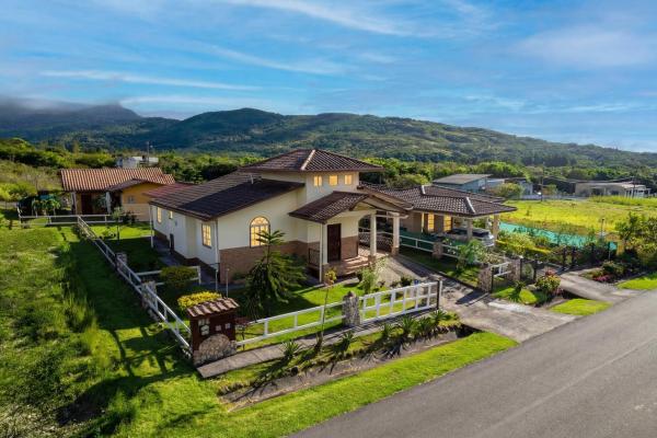 3 bedroom home with loft in alto boquete