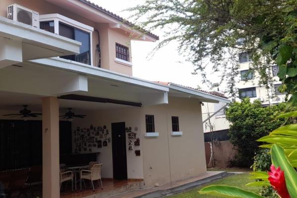 House for sale in el carmen, three levels