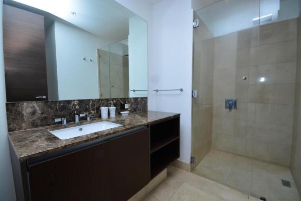 Apartamento amueblado de 2 dormitorios más estudio con vistas al mar.