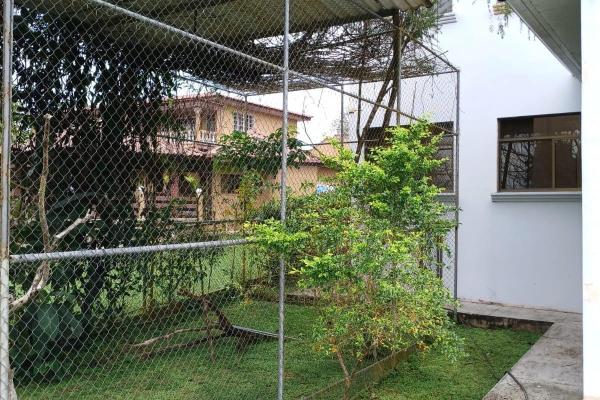 Se vende o se alquila elegante casa de dos pisos