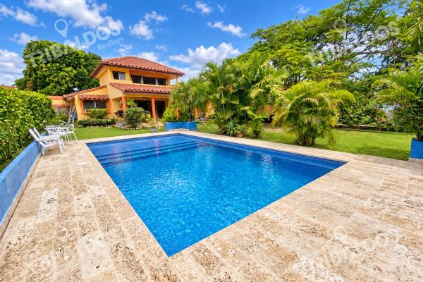 Venta de casa de 5 recámaras con piscina privada y jardín en coronado