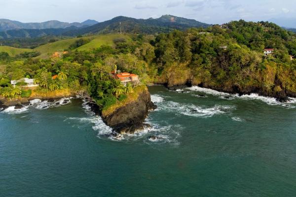 Magnífica casa frente al mar situada en lo alto de un acantilado