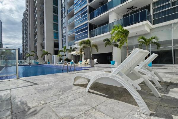 Piso alto en av balboa - waters 68d - 122 m2