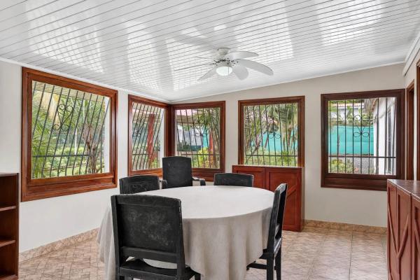 Amplia casa con piscina y apartamento para invitados