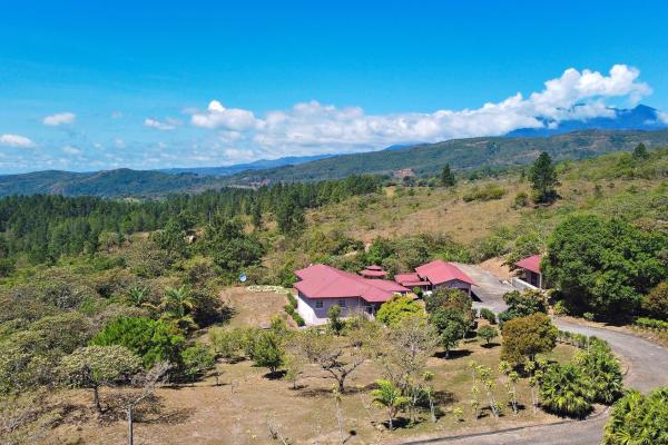 Residencia con terreno de 7 ha de montaña en boquete
