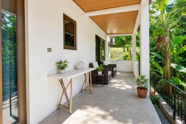 Oceanfront home with swimming pool in mata oscura