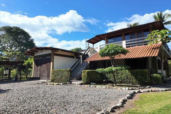 Home with 3 apartments, lagoon access