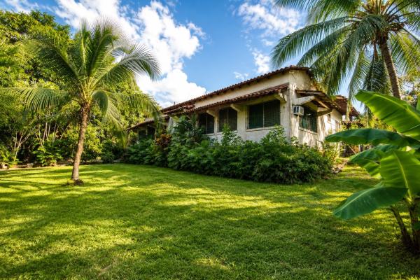 Terreno de 1,556m² en altos del golf con casa colonial para restaurar