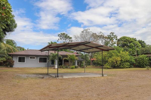 Amplia propiedad con casa y lote de 2.182 m²