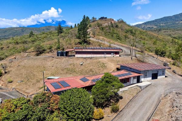 7 hectares mountain solar-powered home in boquete