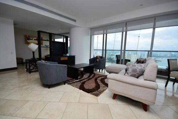 Apartamento amueblado de 2 dormitorios más estudio con vistas al mar.