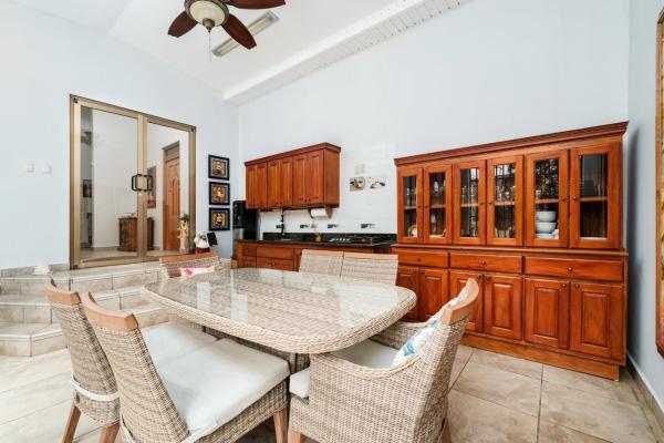 Oasis tropical en sortova: impresionante casa con apartamento