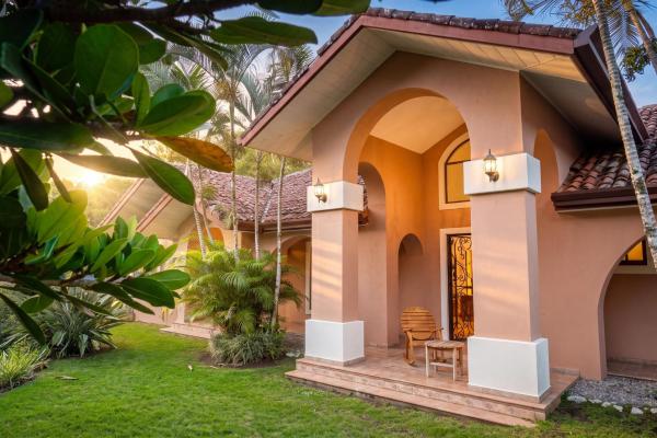 Two villas with 6 bedrooms and mountain views