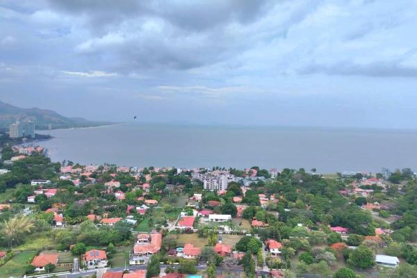 Apartamento en venta con vistas al campo de golf oceano y montana