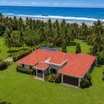 Casa junto a la playa con paneles solares en las lajas