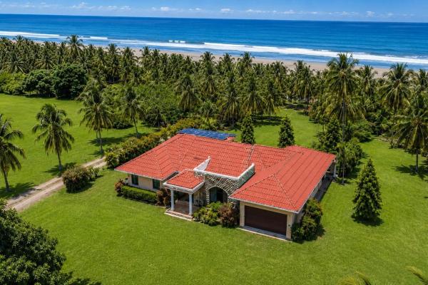 Casa junto a la playa con paneles solares en las lajas