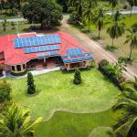 Casa junto a la playa con paneles solares en las lajas