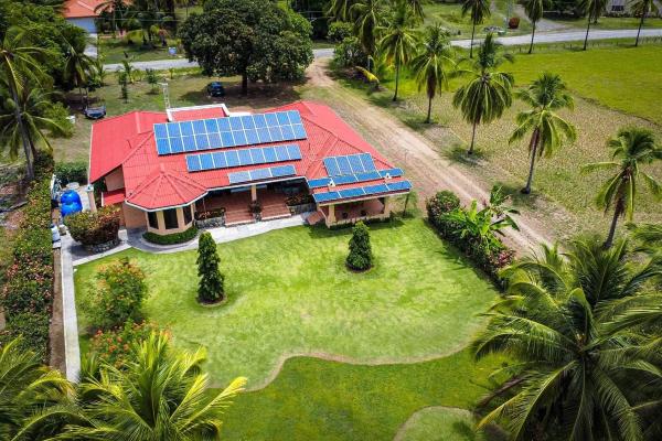 Casa junto a la playa con paneles solares en las lajas
