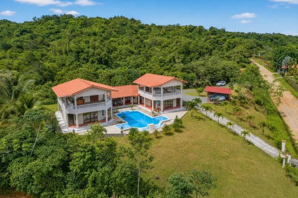 Ocean view villa with 6 apartments and pool