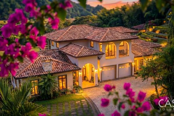 Lujosa residencia en valle escondido