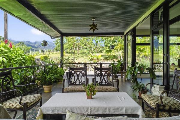Country estate with multiple buildings in palmira