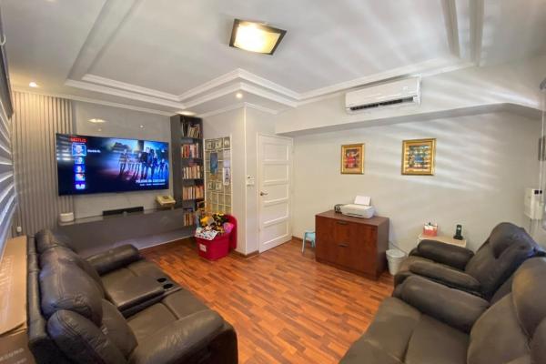 Family home with a pool and jacuzzi. just bring yo
