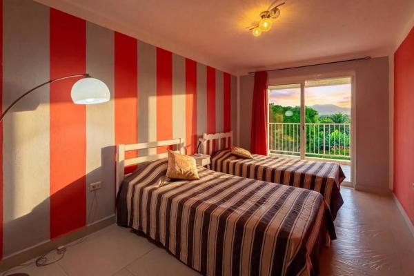 Propiedad con casa principal, 6 estudios y piscina