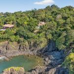 Oceanfront home with swimming pool in mata oscura