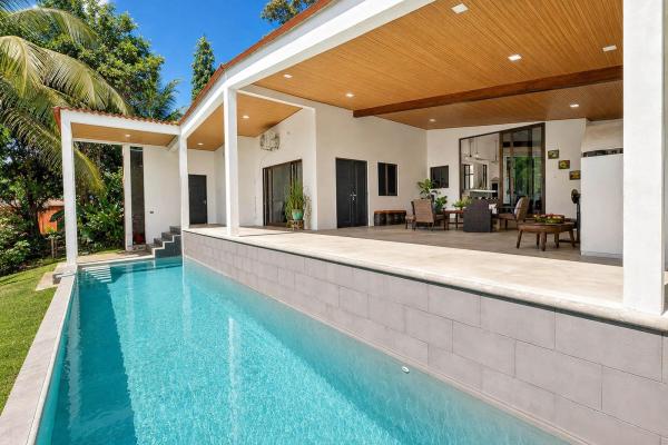 Oceanfront home with swimming pool in mata oscura