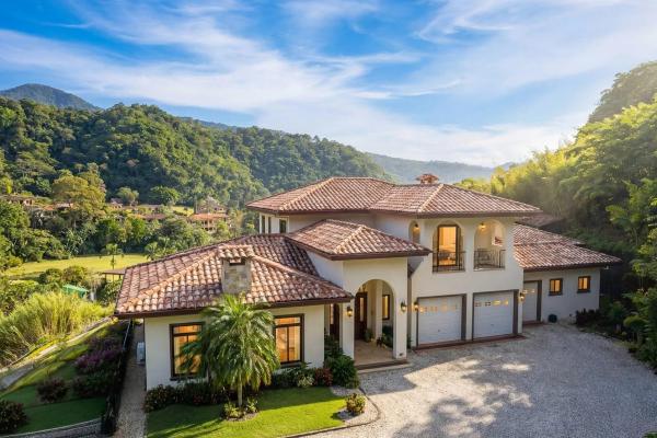 Luxurious estate residence in valle escondido