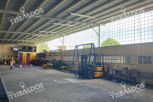 Venta de terreno con galera, parque lefebre