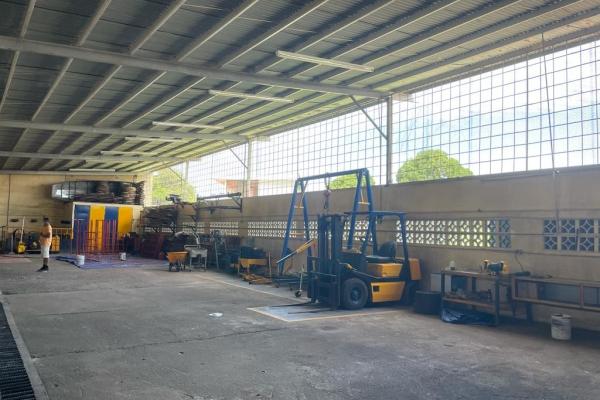 Venta de terreno con galera, parque lefebre