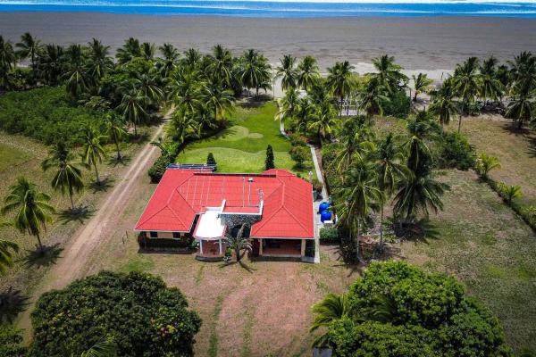 Casa junto a la playa con paneles solares en las lajas