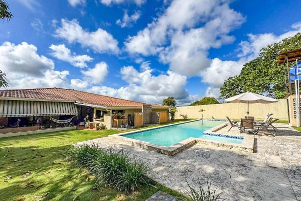 Casa con piscina en lote de 2.239 m²