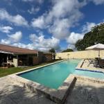 Casa con piscina en lote de 2.239 m²