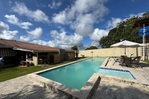 Casa con piscina en lote de 2.239 m²
