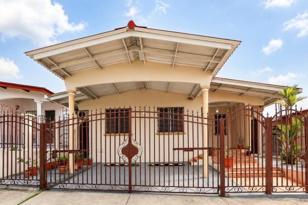 House for sale in brisas del golf