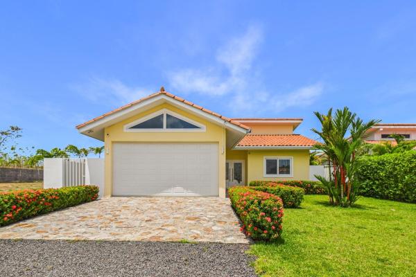Hermosa casa moderna de 2 dormitorios con piscina