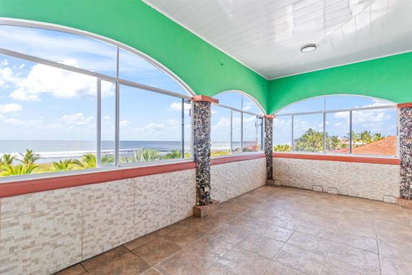 Casa de 3 pisos frente al mar en la barqueta panamá