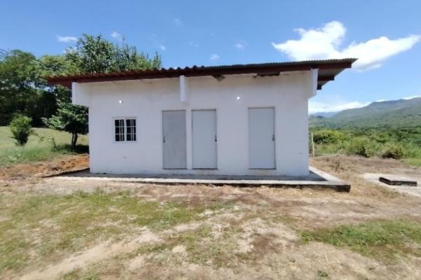Granja de 13.6 ha con casa, galeras y río en natá, coclé