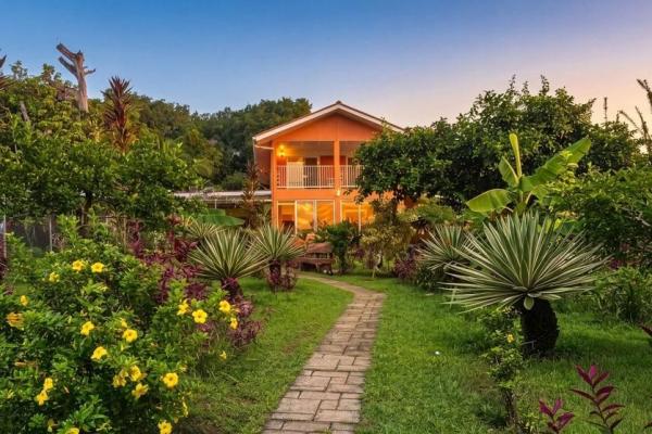 Propiedad con casa principal, 6 estudios y piscina