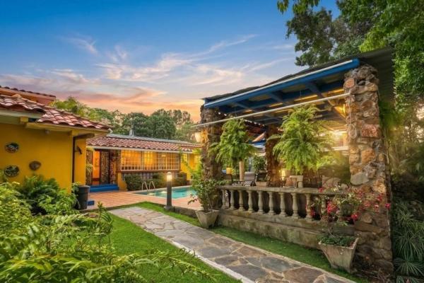 Coronado golf club home with pool