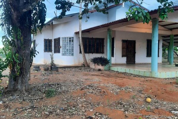 Casa de 4 habitaciones en un terreno de 1.85 acres en venta en las lomas.